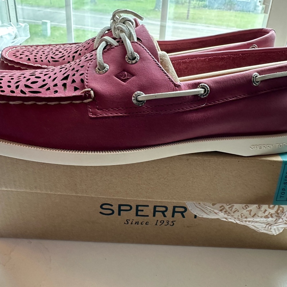 Sperry Women's Pink Boat Shoes size 11 NEW